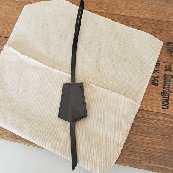 Authentic Louis Vuitton Amarante Vernis Clochette - Picture 4 of 6